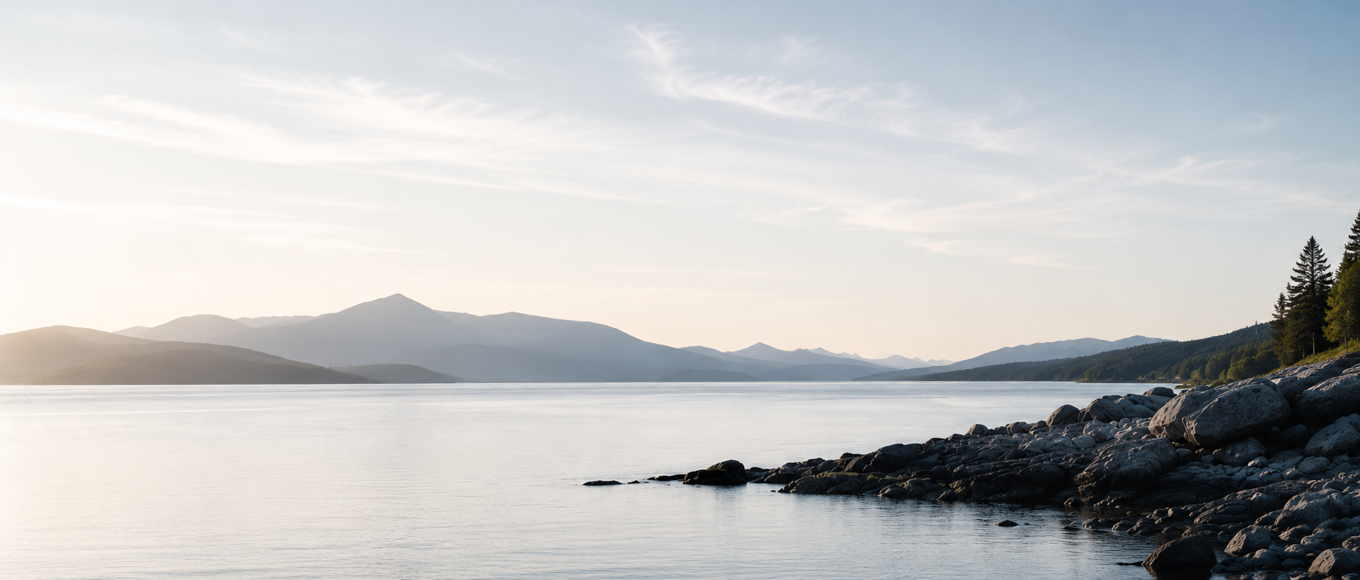 Ruhige nordische Landschaft mit Wasser, Bergen und Felsküste